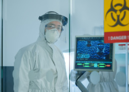 profissional com roupa branca de proteção radioativa