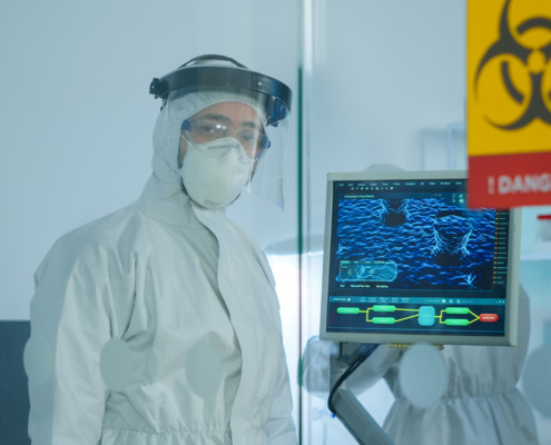 profissional com roupa branca de proteção radioativa