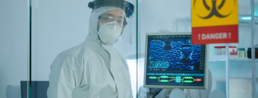 profissional com roupa branca de proteção radioativa