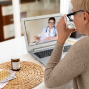 idosa em residência fazendo teleconsulta no notebook