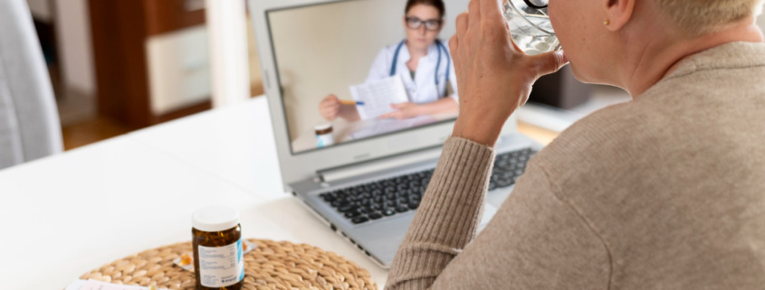 idosa em residência fazendo teleconsulta no notebook