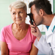 paciente sendo atendida por otorrinolaringologista em consultório