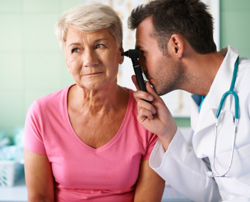 paciente sendo atendida por otorrinolaringologista em consultório