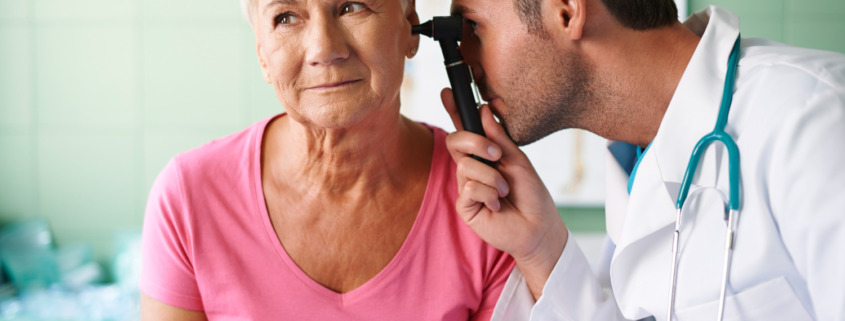 paciente sendo atendida por otorrinolaringologista em consultório