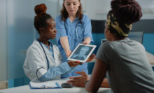 médica com enfermeira e paciente