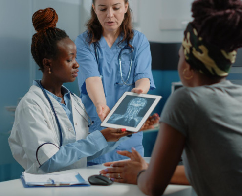 médica com enfermeira e paciente