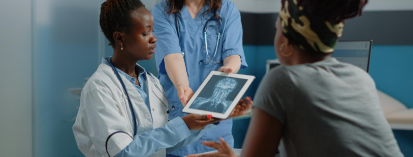 médica com enfermeira e paciente