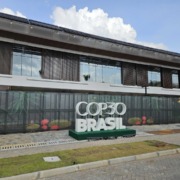 fachada de centro de convenções com logotipo da Cop 30 Brasil na calçada