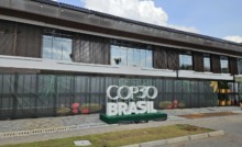 fachada de centro de convenções com logotipo da Cop 30 Brasil na calçada