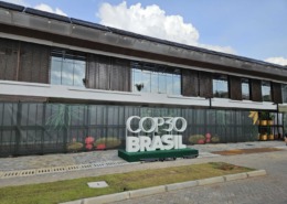 fachada de centro de convenções com logotipo da Cop 30 Brasil na calçada
