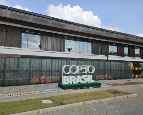 fachada de centro de convenções com logotipo da Cop 30 Brasil na calçada