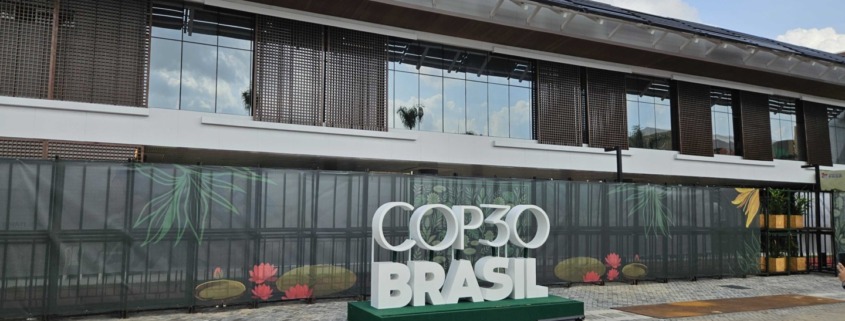 fachada de centro de convenções com logotipo da Cop 30 Brasil na calçada
