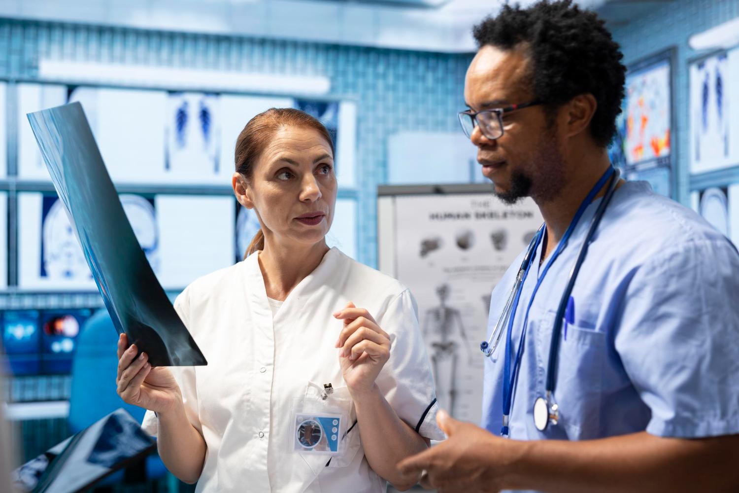 médico vendo raio-x ao lado de enfermeira