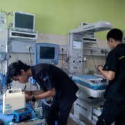 técnicos realizando manutenção em equipamentos hospitalares