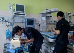 técnicos realizando manutenção em equipamentos hospitalares