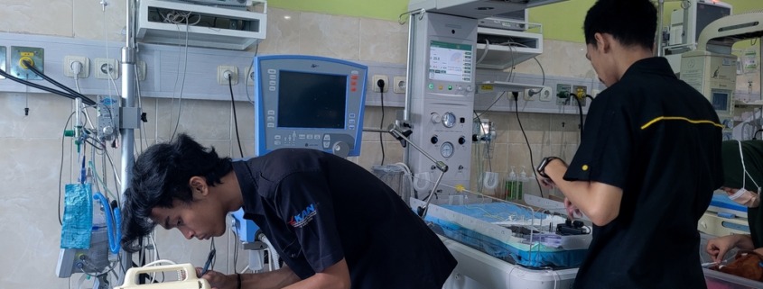 técnicos realizando manutenção em equipamentos hospitalares