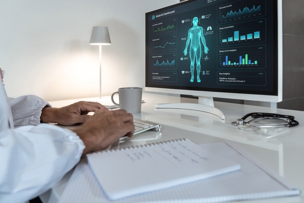 médico utilizando computador em clínica