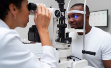 médica oftalmologista fazendo exame em paciente