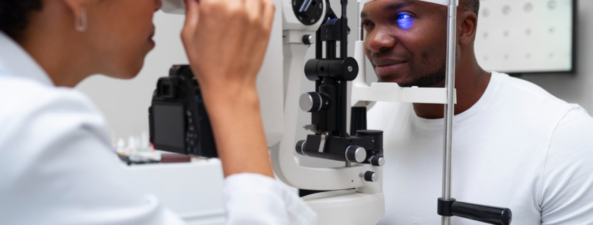 médica oftalmologista fazendo exame em paciente