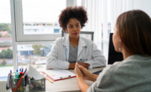 médica em consultório com conversando com paciente