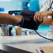 pessoa medindo pressão em consultório