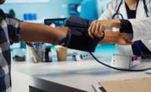 pessoa medindo pressão em consultório