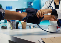 pessoa medindo pressão em consultório