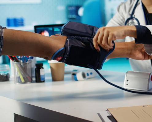 pessoa medindo pressão em consultório