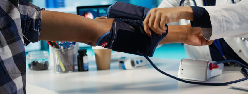 pessoa medindo pressão em consultório