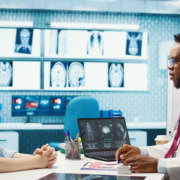 médico e paciente em consultório médico