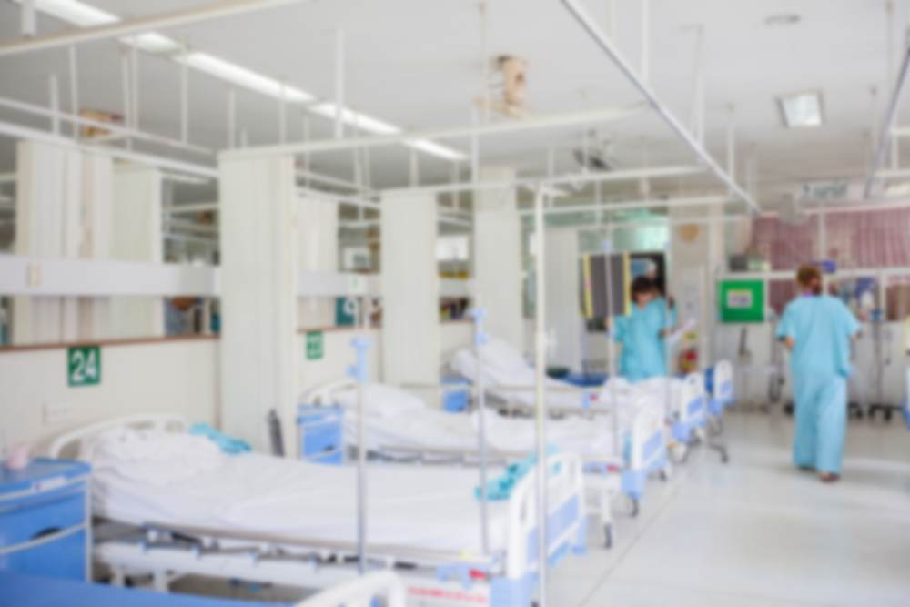 camas de hospital enfileirada uma ao lado da outra