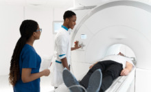 casal de enfermeiro auxilia paciente em exame de tomografia de imagem