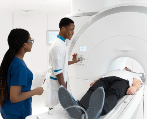 casal de enfermeiro auxilia paciente em exame de tomografia de imagem