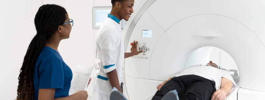 casal de enfermeiro auxilia paciente em exame de tomografia de imagem