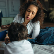 mãe conversando com filho na cama
