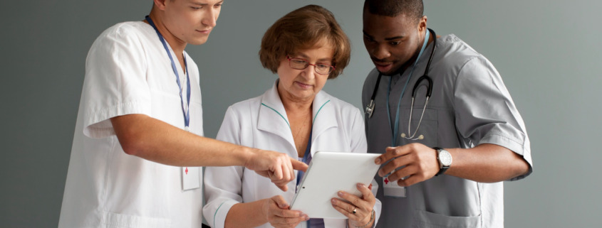 médicos e enfermeiros juntos analisando prancheta