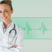 promoca-da-saude-portal-telemedicina médica em pé com braços cruzados e eletrocardiograma ao fundo