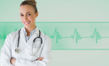 médica em pé com braços cruzados e eletrocardiograma ao fundo