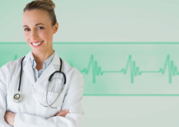 médica em pé com braços cruzados e eletrocardiograma ao fundo