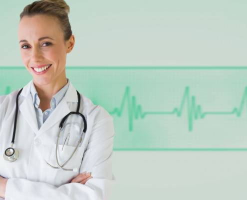 médica em pé com braços cruzados e eletrocardiograma ao fundo