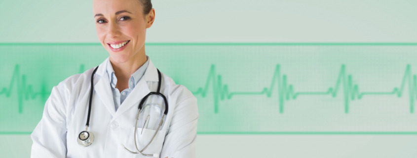 médica em pé com braços cruzados e eletrocardiograma ao fundo