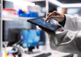 pessoa utilizando tablet em área de medicamentos