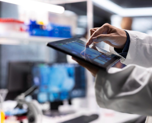 pessoa utilizando tablet em área de medicamentos