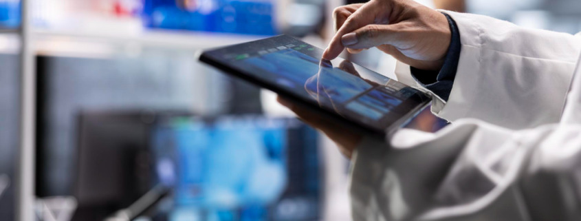 pessoa utilizando tablet em área de medicamentos