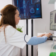 médica em pé em clínica radiológica