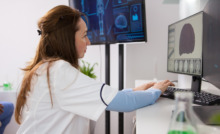 médica em pé em clínica radiológica