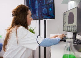 médica em pé em clínica radiológica