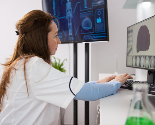 médica em pé em clínica radiológica