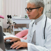 médica atendendo paciente por telemedicina