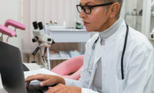 médica atendendo paciente por telemedicina